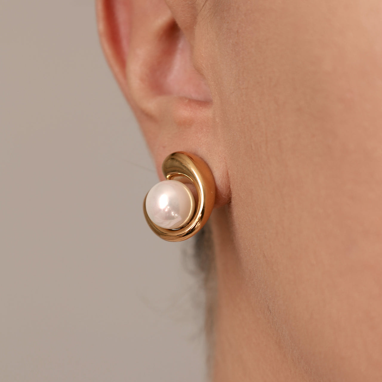 Olivia pearls earrings