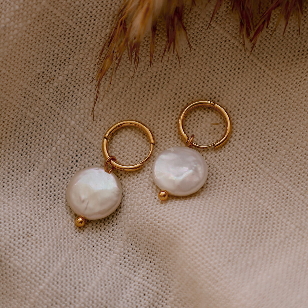 Flat pearl earrings 💧