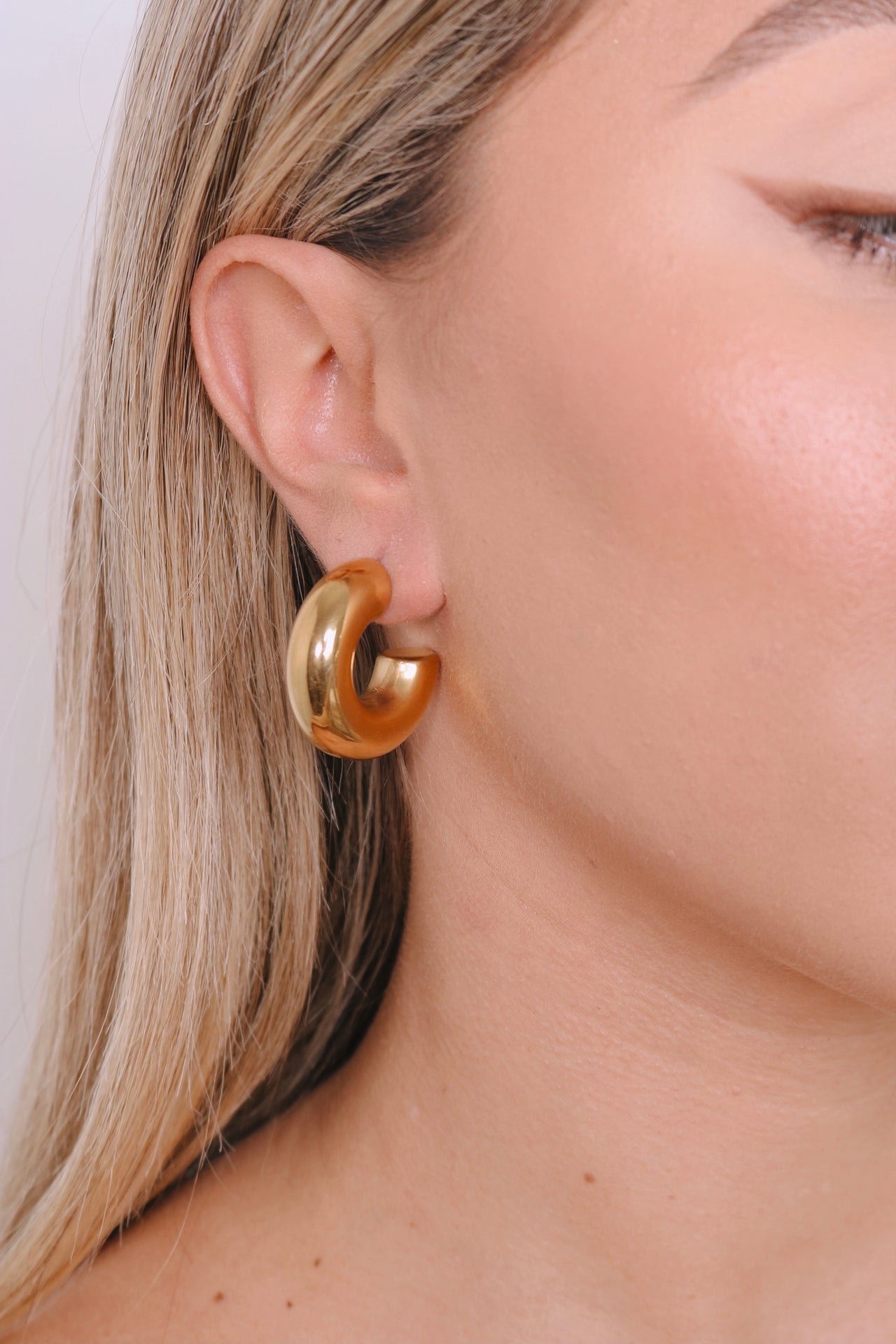 Gold Suzy Chunky hoops 💧