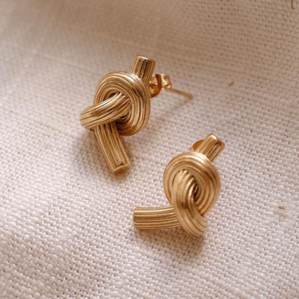 Gold Knot earrings 💧